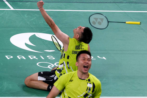 羽毛球挑球進階：如何應(yīng)對對手高壓球和快速回擊