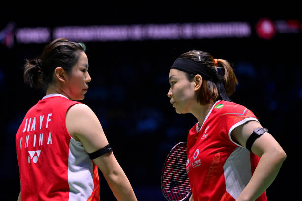 羽毛球雙打發(fā)球出界常見錯(cuò)誤及糾正方法