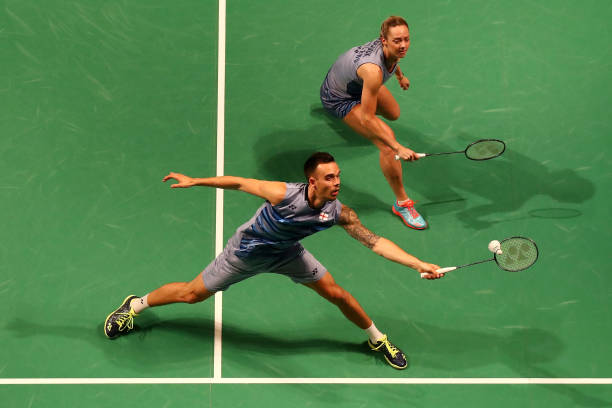 羽毛球單打比賽中的換邊規(guī)則：何時(shí)交換場地？