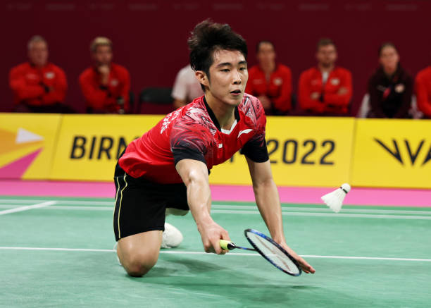 羽毛球場(chǎng)地簡(jiǎn)圖：裁判席與觀眾區(qū)的合理布置