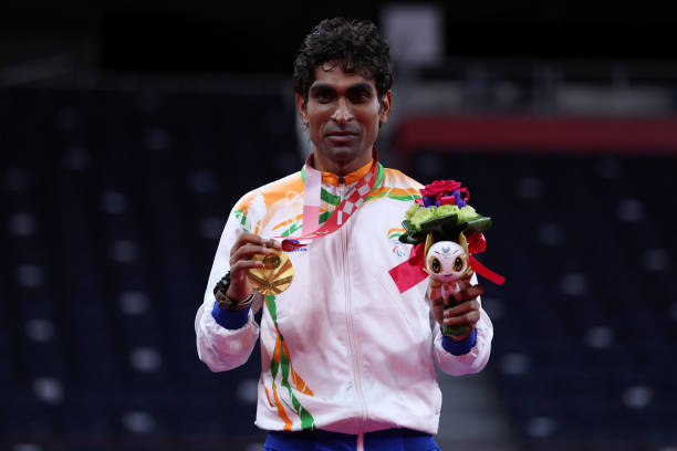 羽毛球單打發(fā)球底線解析：到底該發(fā)到哪一條線？