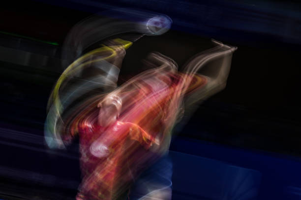 羽毛球拍磅數(shù)越高越好嗎？揭秘磅數(shù)與擊球手感的關(guān)系