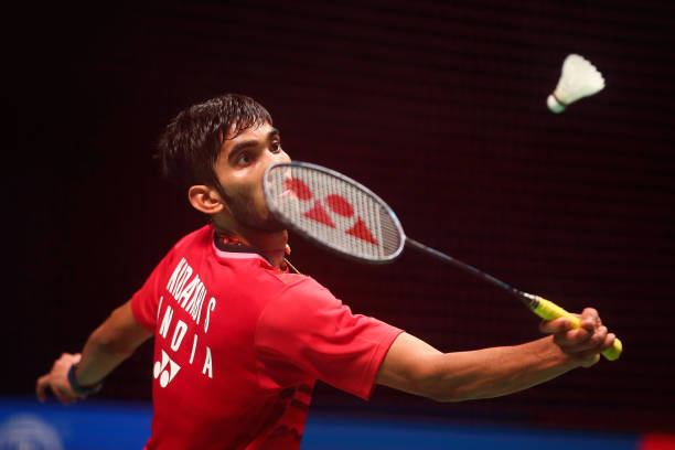 羽毛球運動簡筆畫：捕捉揮拍瞬間