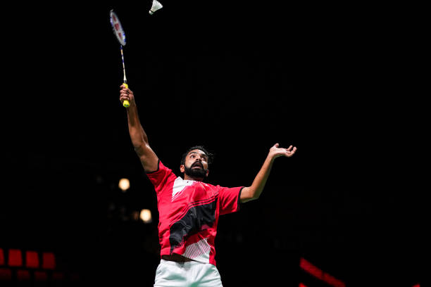 羽毛球單打發(fā)球訓練指南：姿勢與種類的實戰(zhàn)練習方法