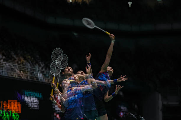 羽毛球基礎(chǔ)動作速成：看圖學(xué)握拍、揮拍、移動