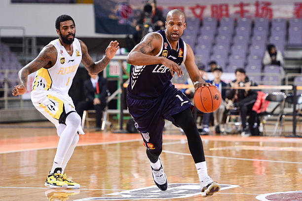 籃板上沿的標準高度是多少英尺？