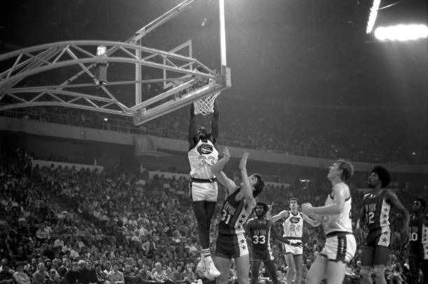 穿鞋vs赤腳：四大中鋒真實身高對比分析