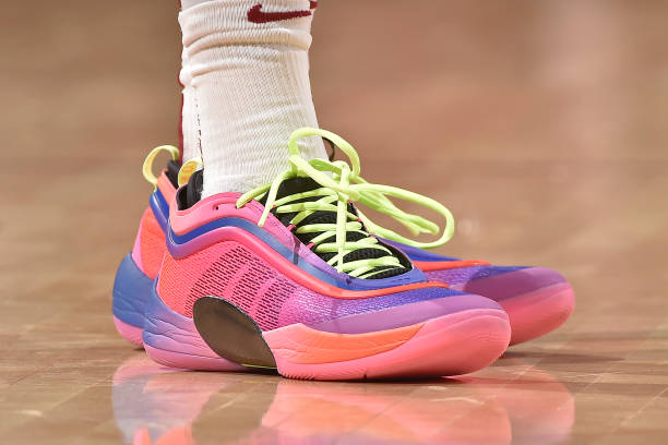 實(shí)時(shí)戰(zhàn)報(bào)：湖人掘金比分緊咬，比賽進(jìn)入白熱化階段