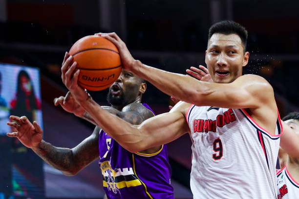 從籃球規(guī)則看停球后的對(duì)抗界限：如何避免不必要的犯規(guī)