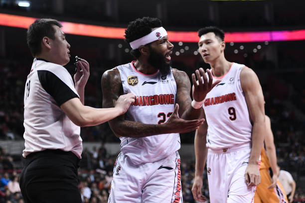 視頻教學(xué)：如何正確識(shí)別二次運(yùn)球犯規(guī)的手勢(shì)