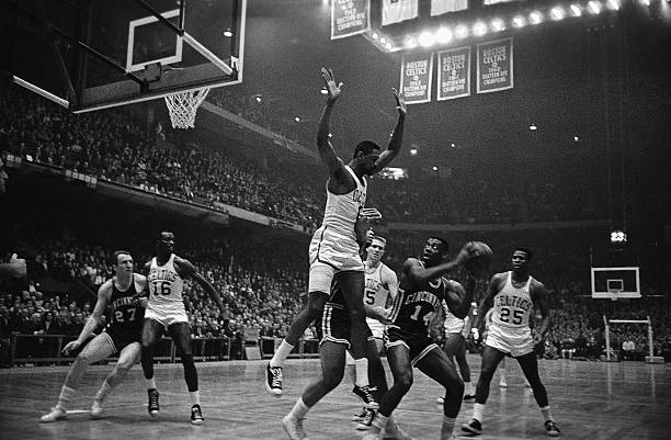 裁判視角：二次運(yùn)球的判罰標(biāo)準(zhǔn)與爭議處理