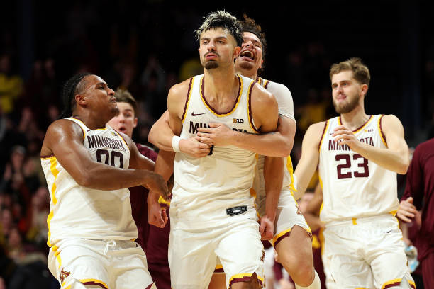 長傳快攻戰(zhàn)術(shù)解析：如何利用精準(zhǔn)傳球撕裂防線