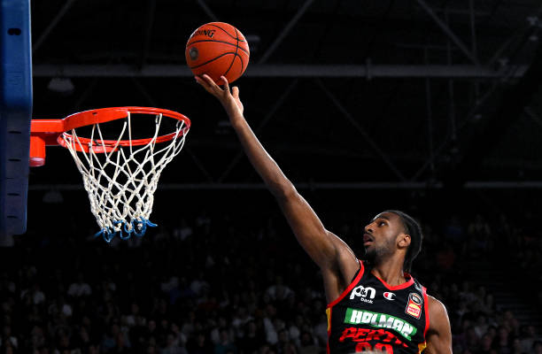 簡(jiǎn)易籃球場(chǎng)景：奔跑投籃的孩童