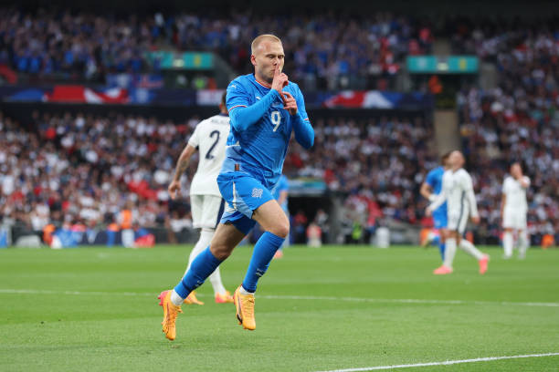 女足聯(lián)賽焦點(diǎn)戰(zhàn)：積分榜首之爭(zhēng)現(xiàn)場(chǎng)直播