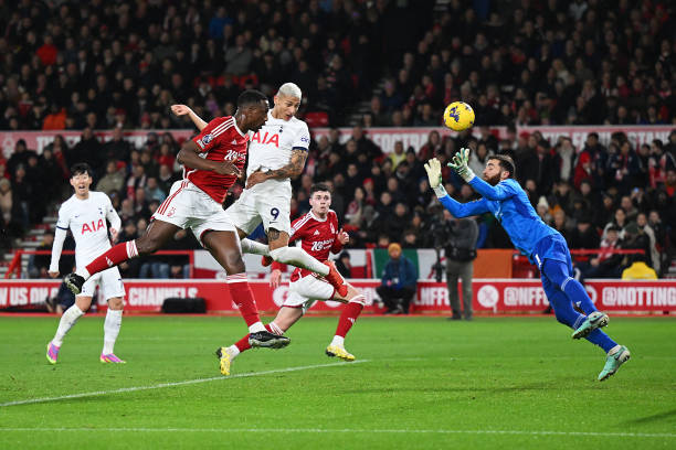 門線藝術(shù)家：十大守門員的經(jīng)典撲救與技術(shù)解析