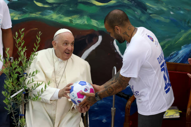 （從獎(jiǎng)項(xiàng)的歷史和初衷來解答問題，增加深度）