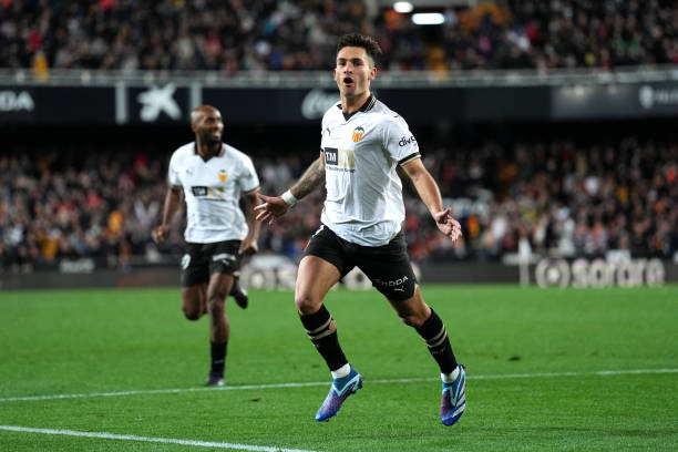 法甲焦點(diǎn)戰(zhàn)：馬賽VS里昂，傳統(tǒng)豪門的生死對(duì)決