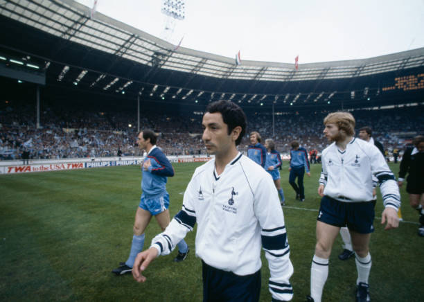 如何用腳背外側(cè)精準(zhǔn)射門(mén)？專業(yè)教練示范教學(xué)