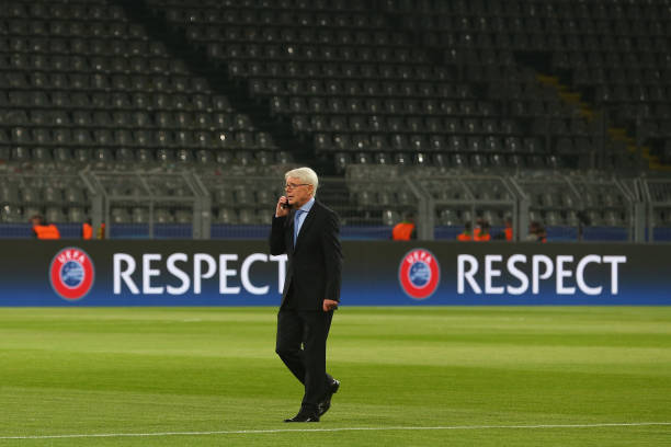 足球規(guī)則詳解：間接任意球裁判手勢的正確示范