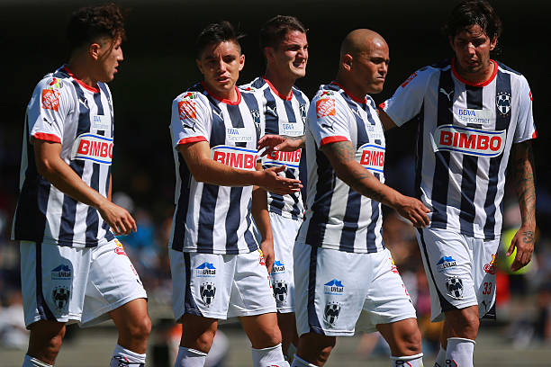 足球巨星范巴斯滕入駐抖音，每天分享職業(yè)球員的實(shí)戰(zhàn)心得！