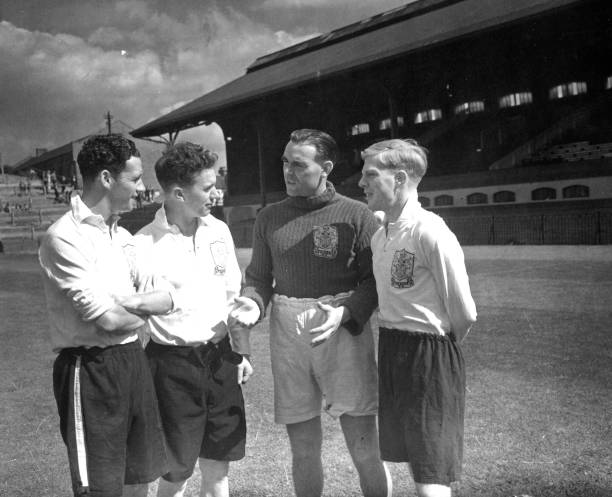 裁判必看：間接任意球踢進(jìn)本方球門該如何判罰？