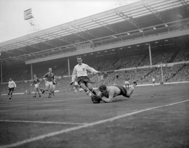 邊線球發(fā)球與比賽戰(zhàn)術(shù)：規(guī)則允許范圍內(nèi)的創(chuàng)新運(yùn)用