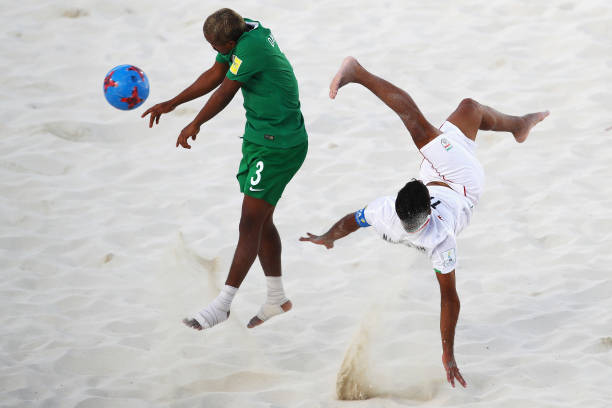 足球比賽中邊裁旗子的顏色及其作用詳解