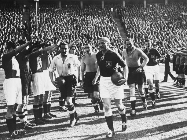 鹿晗C羅粉絲事件：粉絲文化中的身份認(rèn)同與群體對(duì)立