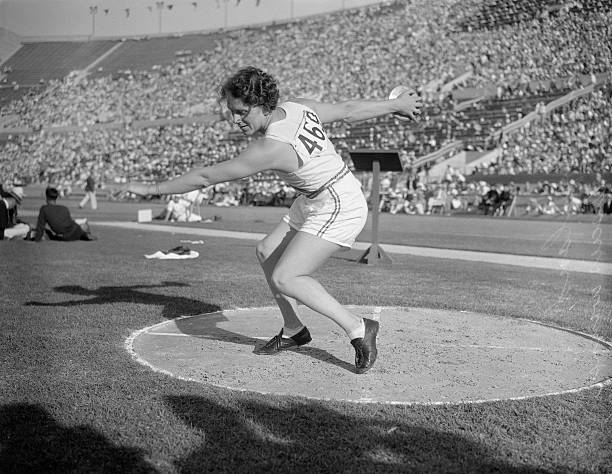 立定跳遠(yuǎn)基礎(chǔ)動作分解：從準(zhǔn)備到落地全解析