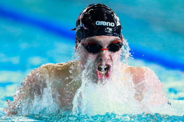 女性游泳愛好者必看：如何減少游泳對頭發(fā)的傷害？