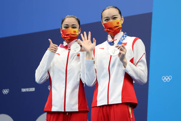 東京奧運會：加拿大新星麥克尼爾爆冷奪得女子100米蝶泳冠軍