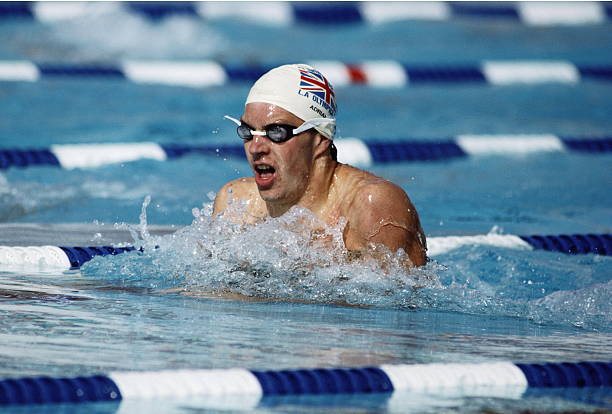 長(zhǎng)期蛙泳的女生的背部肌肉變化