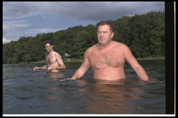 朱一龍泳池拍攝花絮，展現(xiàn)陽(yáng)光活力一面