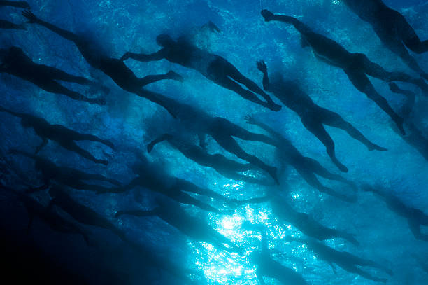 朱一龍泳池側(cè)拍照，自然狀態(tài)下的帥氣瞬間