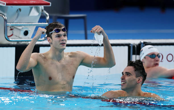 蛙泳腿部動作四階段：收、翻、蹬、夾與滑行的常見錯誤與糾正