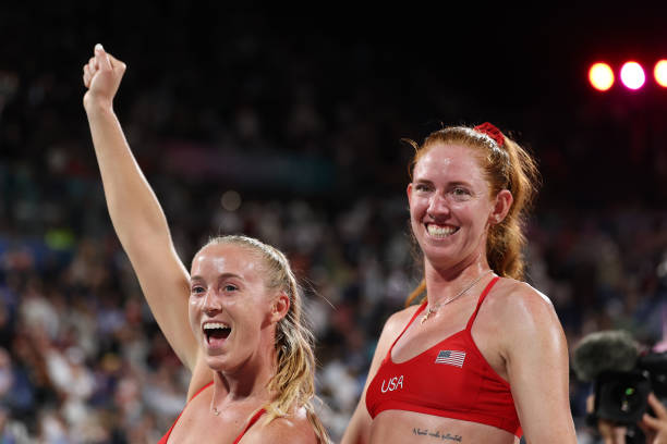 排球發(fā)球姿勢(shì)詳解：上手發(fā)球與下手發(fā)球?qū)Ρ?></a>
                        </div>
                        <div   id=