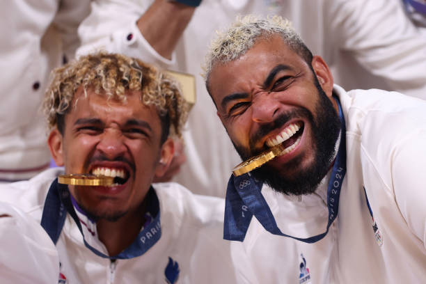 一傳一擊：排球女選手的冠軍之路